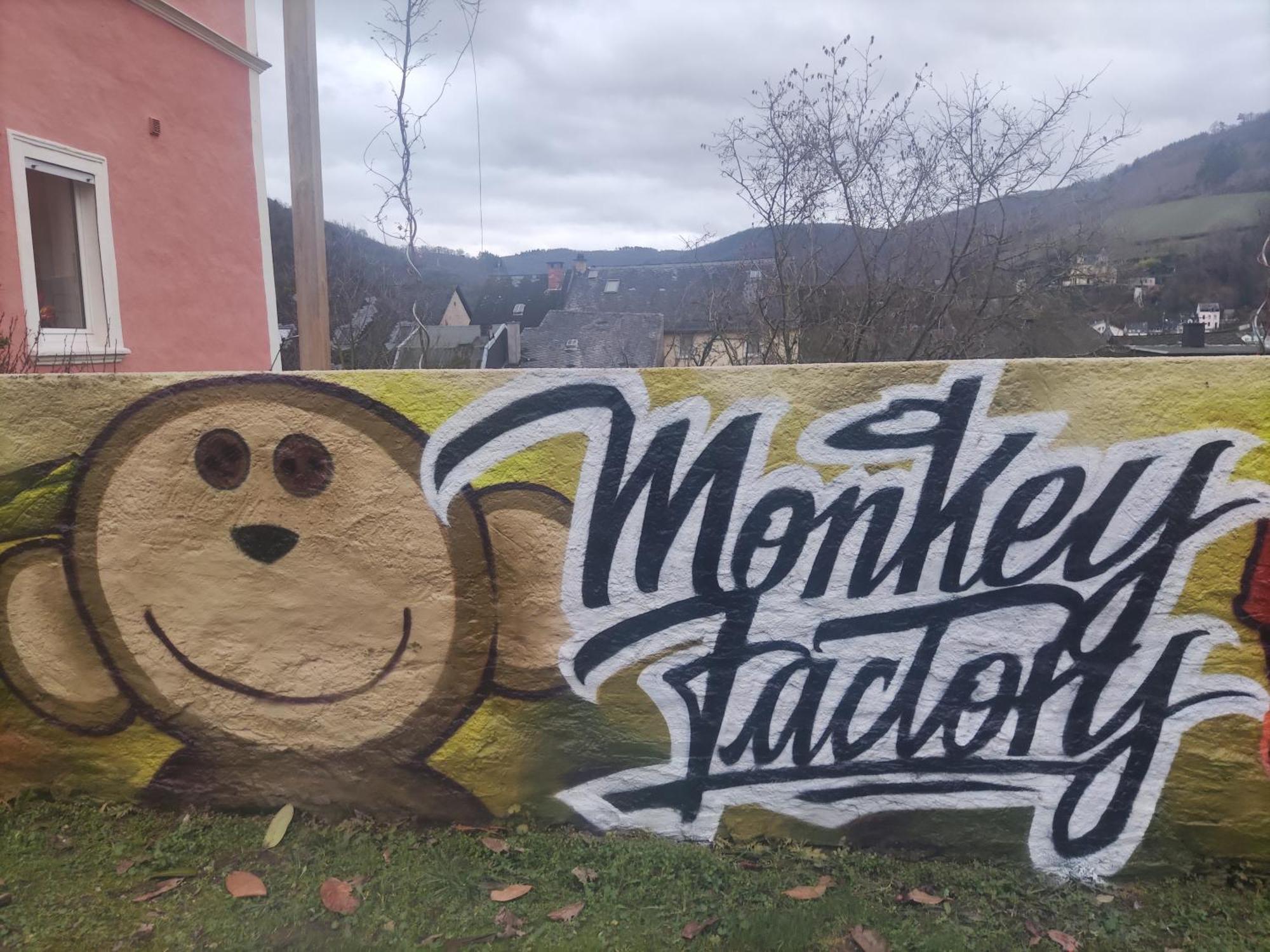 Monkey Factory - Mini Home-Stay Hostel Traben-Trarbach Dış mekan fotoğraf
