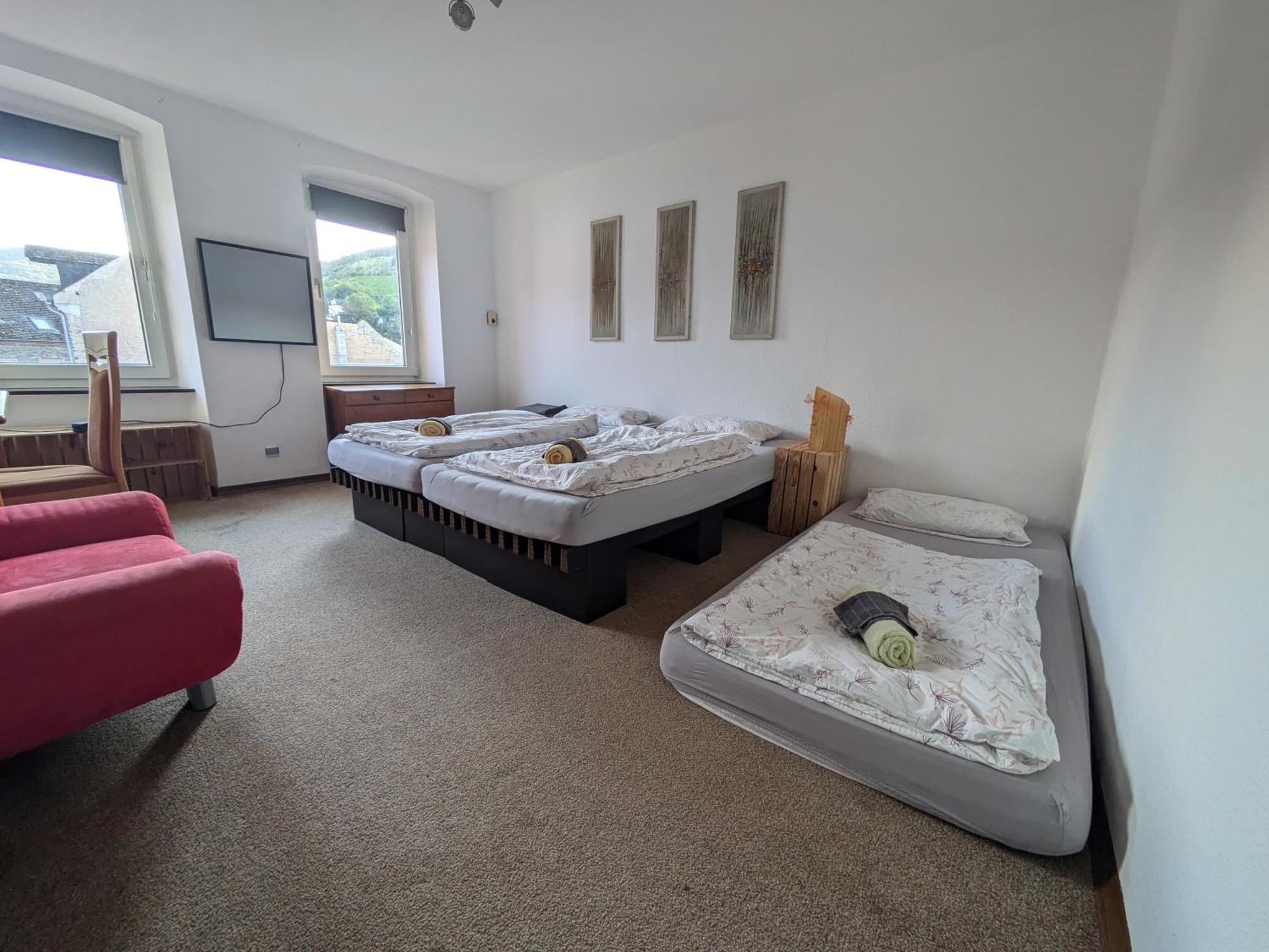 Monkey Factory - Mini Home-Stay Hostel Traben-Trarbach Oda fotoğraf