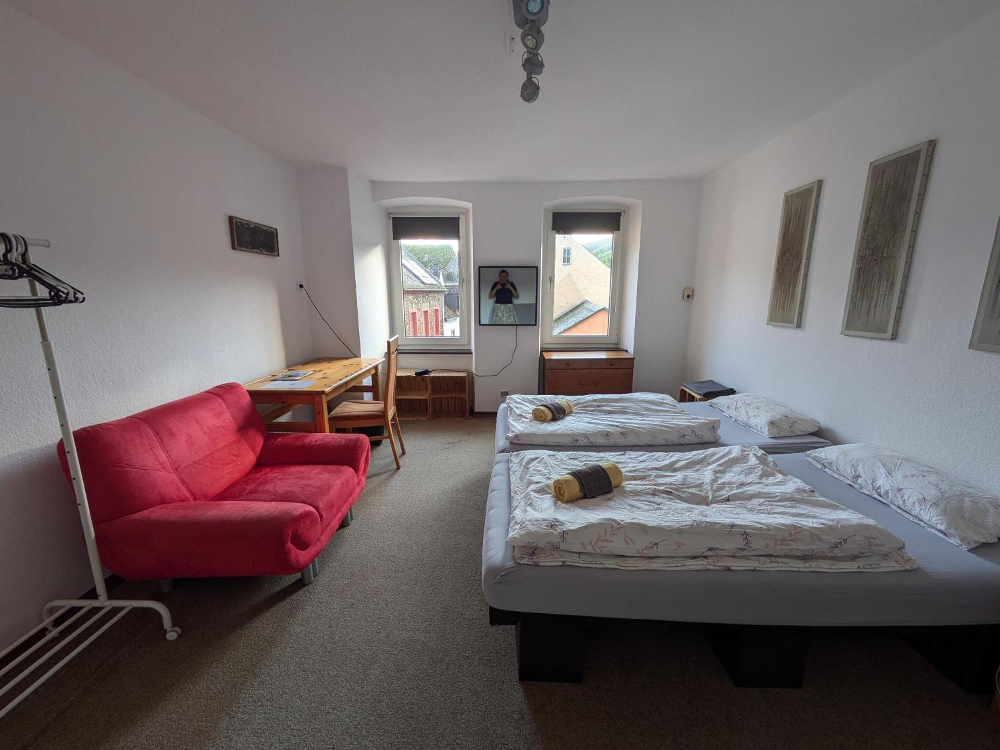 Monkey Factory - Mini Home-Stay Hostel Traben-Trarbach Oda fotoğraf